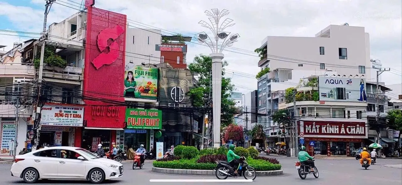 Bán nhà vị trí đắc địa ngay vòng xoay Yersin đang cho thuê có dòng tiền