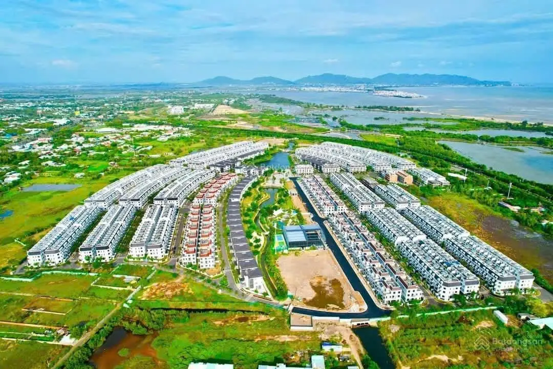 Chủ nhà đi nước ngoài cần bán gọn căn liền kề view hồ điều hòa, 5,6 tỷ, giá siêu hời, khu đẳng cấp