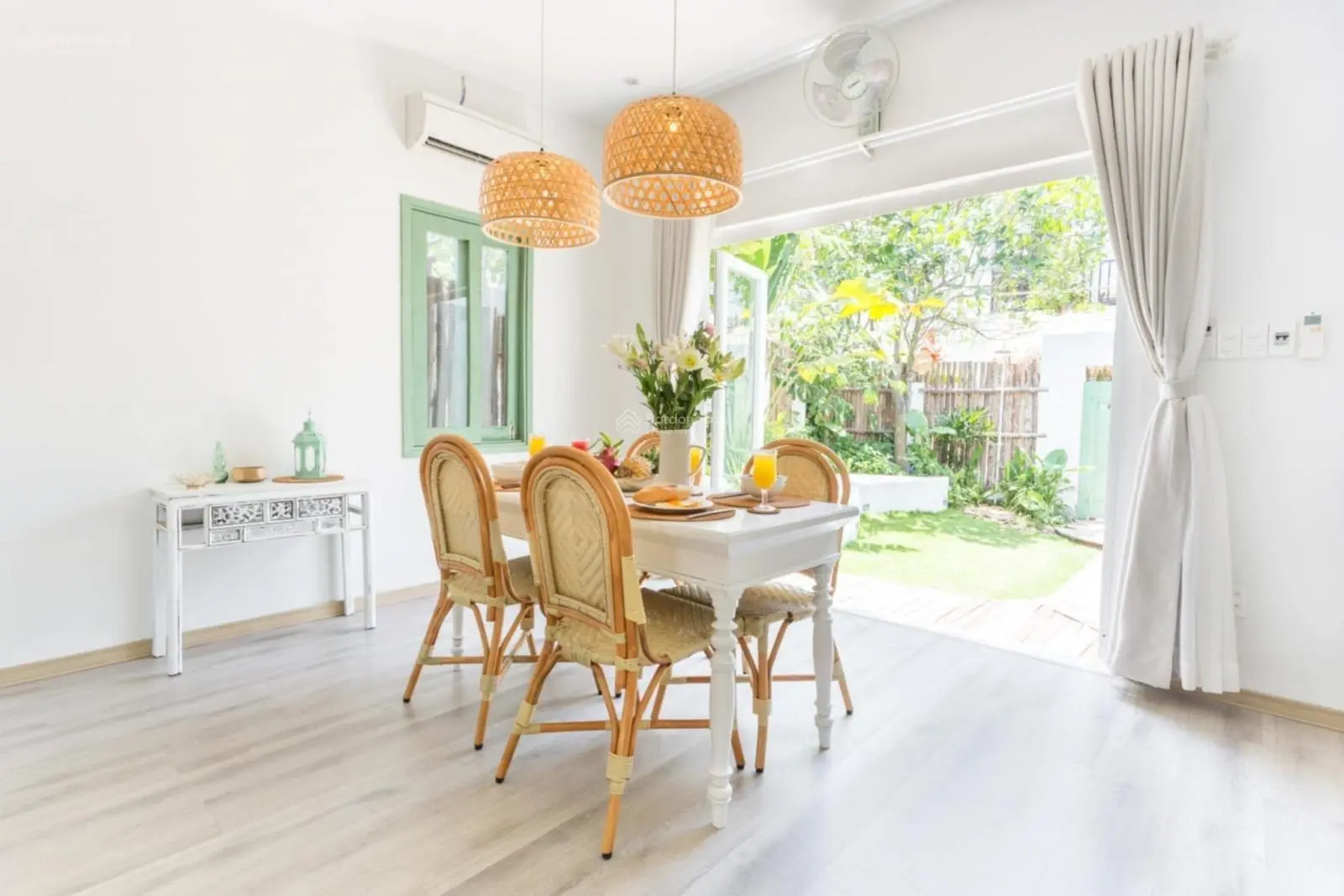 Bán căn villa biển An Bàng cách biển vài bước chân 2PN sân vườn giá 7, x tỷ LH: 0936 325 ***