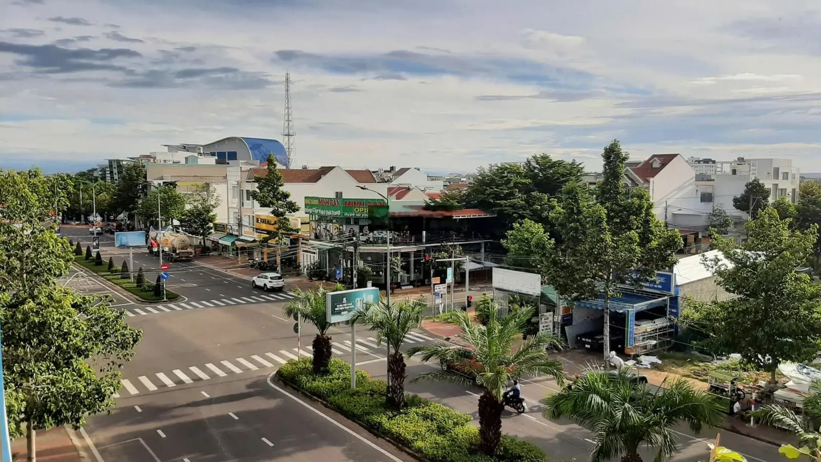 Bán nhà 1 trệt 2 lầu 1 sân thượng mặt tiền Tôn Đức Thắng TP. Phan Thiết