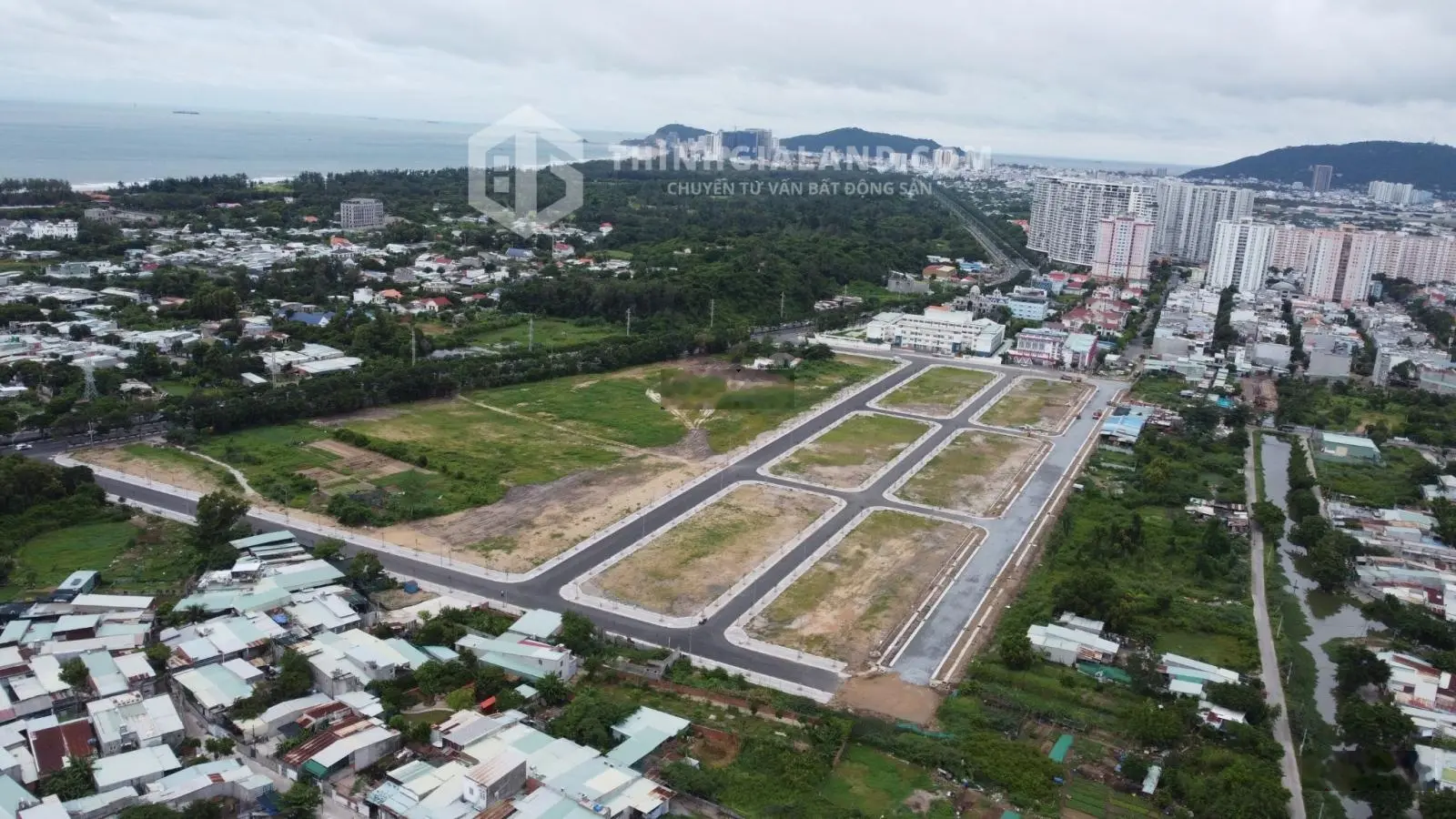 Bán 2 lô đôi khu tái định cư 10ha, 150m2 ngang 9m, giá 7.1 tỷ, trục chính 20.5m, cạnh KĐT Chí Linh