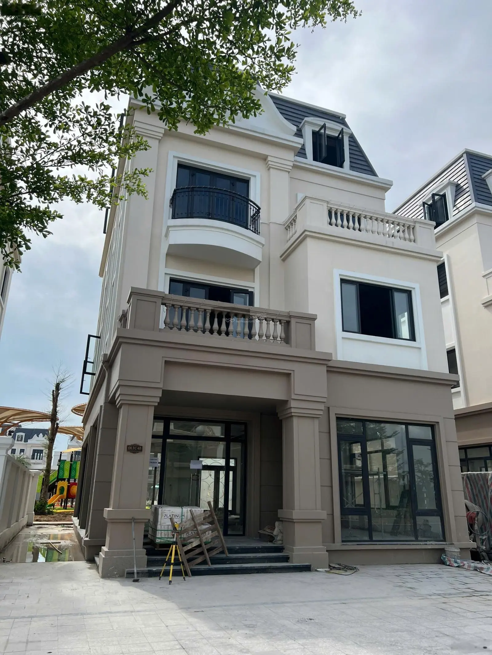 Bán nhà biệt thự view công viên dự án Vinhomes Golden Avenue, đã hoàn thiện 3 tầng giá tốt