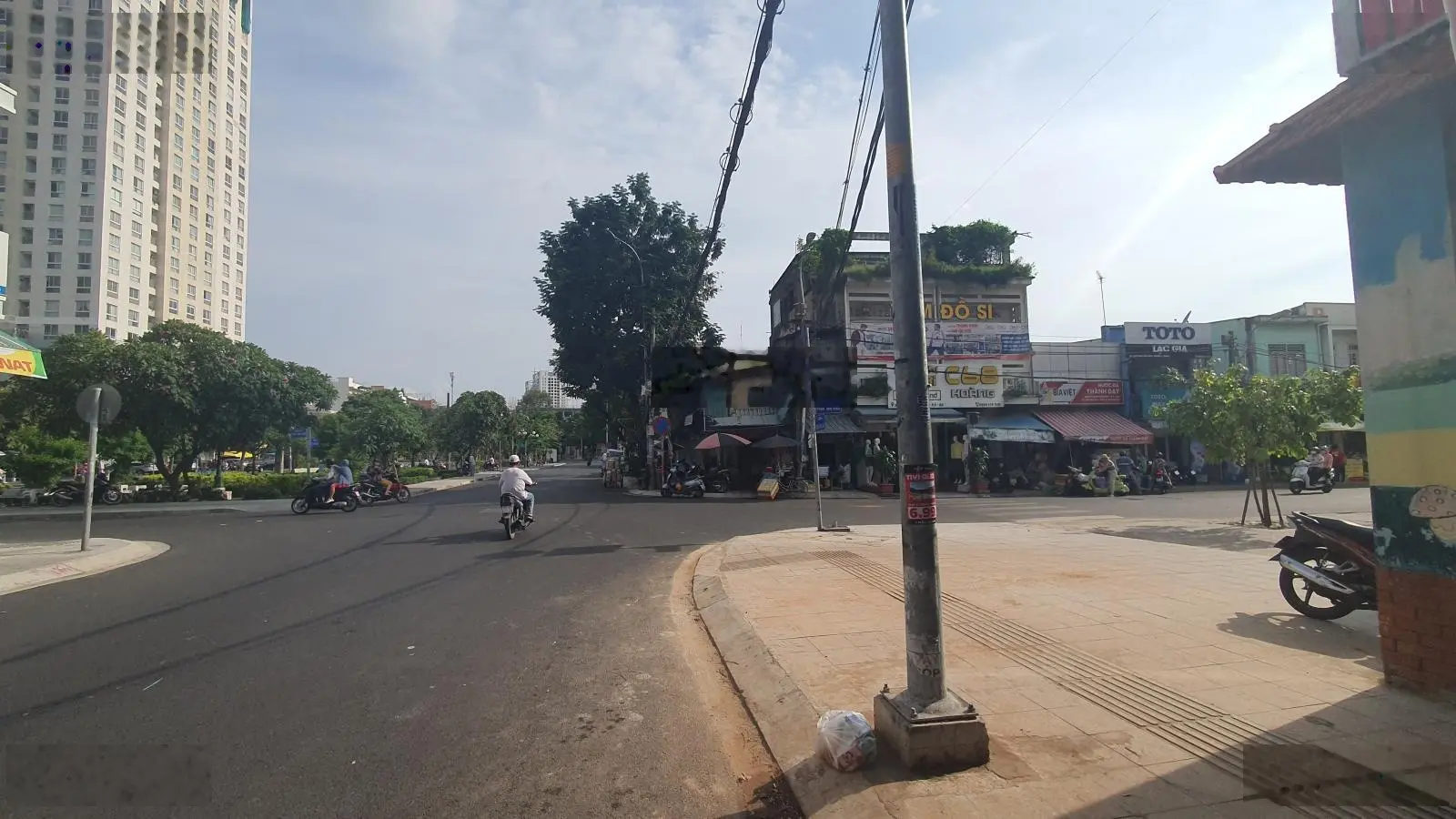 Bán Nhà MT Cao Văn Lầu khu Hành chính Quận, đối diện công viên, vỉa hè 4m tiện kd đa ngành