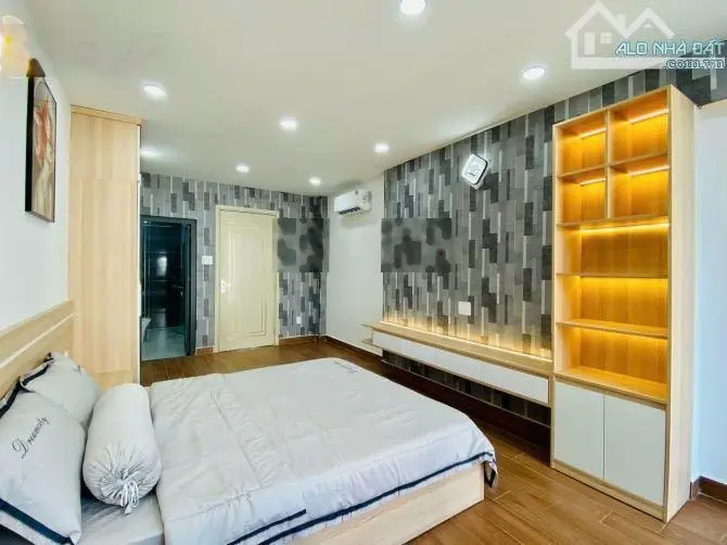 Nhà phố chủ bán lỗ đi xuất ngoại, 64m2 tại Nguyễn Thiện Thuật quận 3, hẻm 6m, sổ hồng riêng