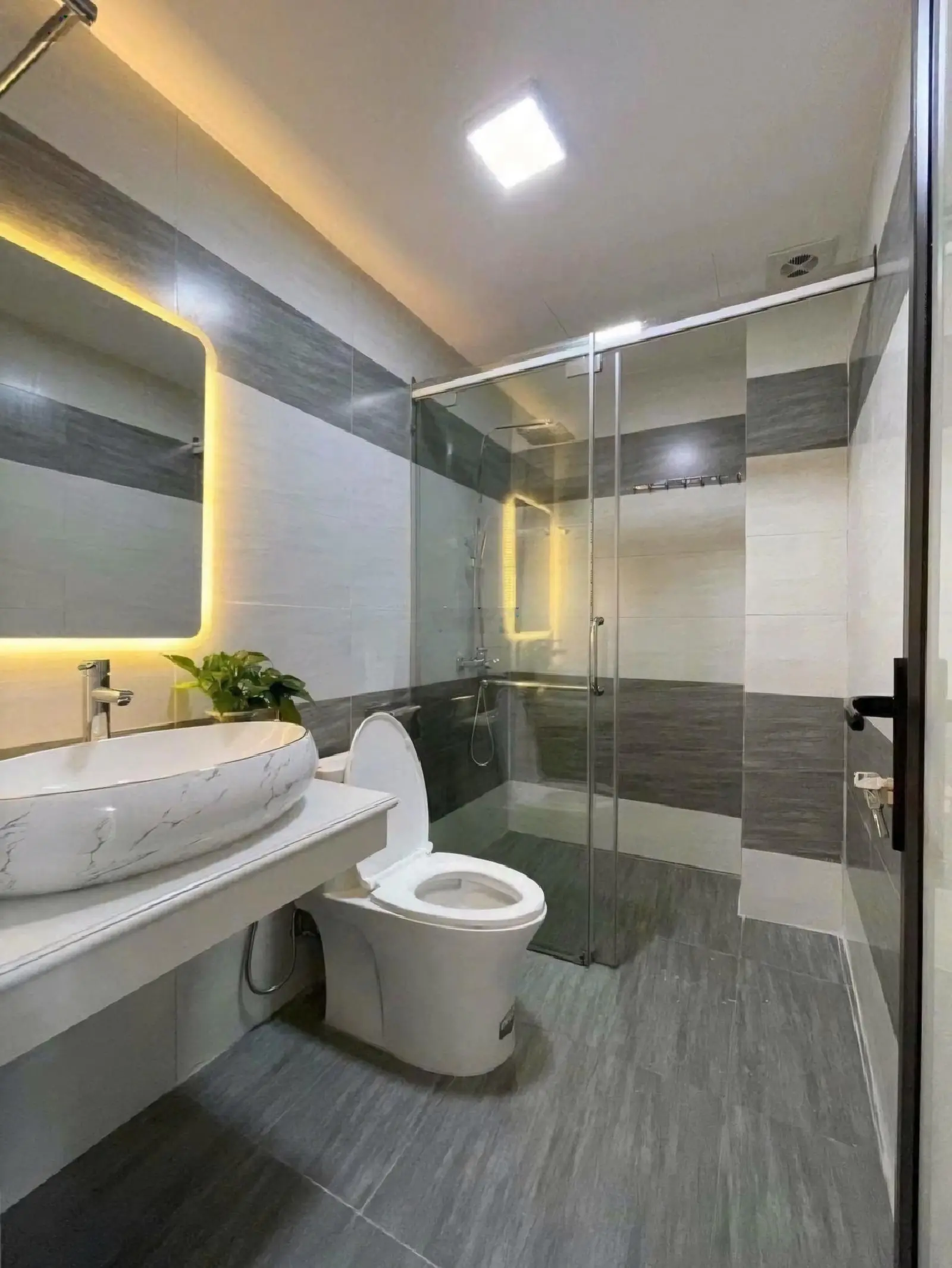 Cầu Giấy, Trung Kính 51m2, 4 tầng, giá 12.8 tỷ. LH Giang 0979388189