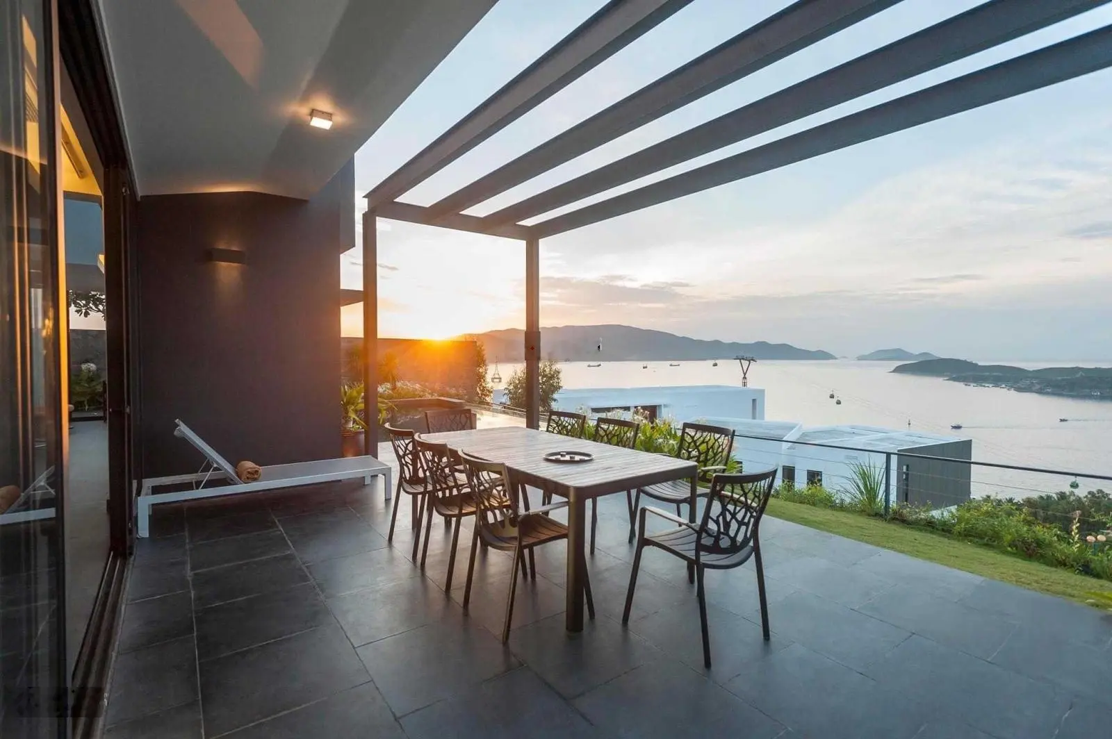 Chính chủ bán biệt thự view biển Anh Nguyễn, Nha Trang, 500m2, 2 tầng, 4PN, full nội thất, 49 tỷ