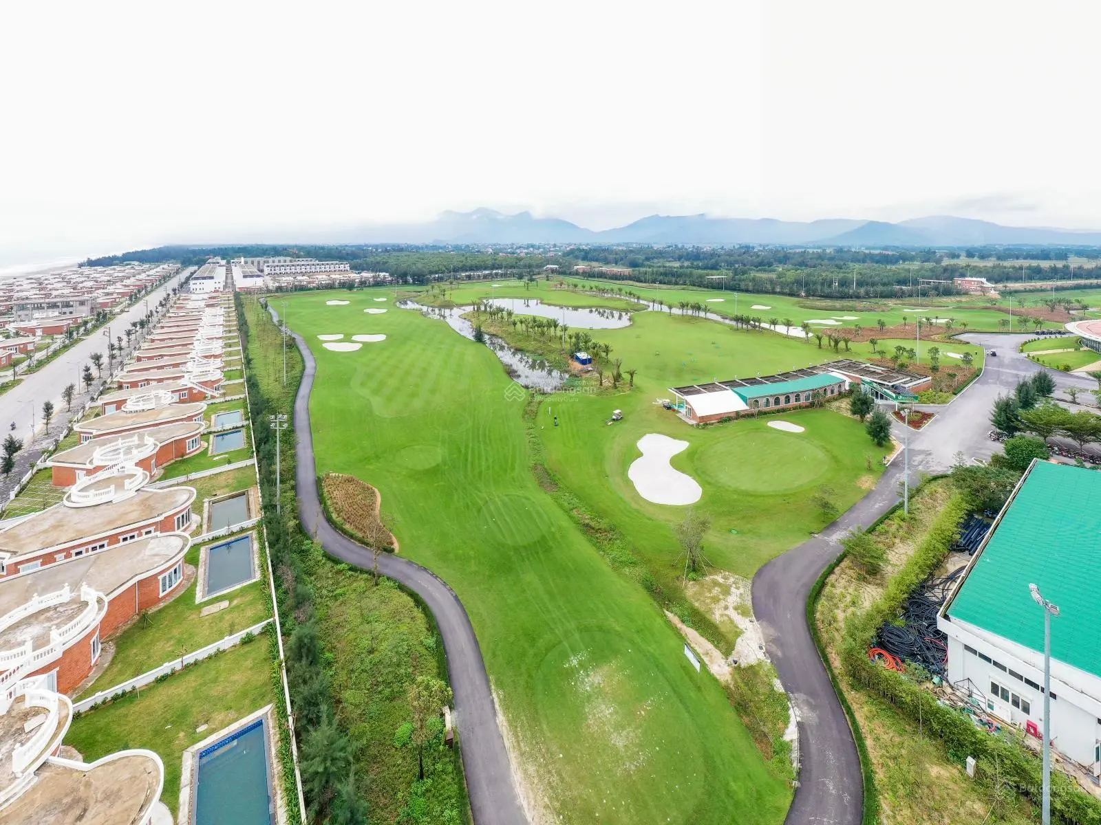 Biệt thự biển bao quanh sân golf 18 lỗ đẹp nhất Bắc Trung Bộ DT 360m2 xây 2 tầng đầu tư đắc thắng