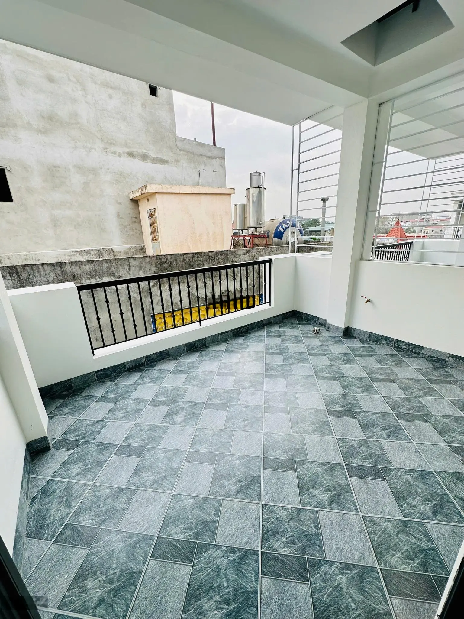 Nhà mới, lô góc, 41m2 x 5 tầng, view cực chill, Phường Đức Thắng - 30m ô tô tránh - giá: 6.8 tỷ