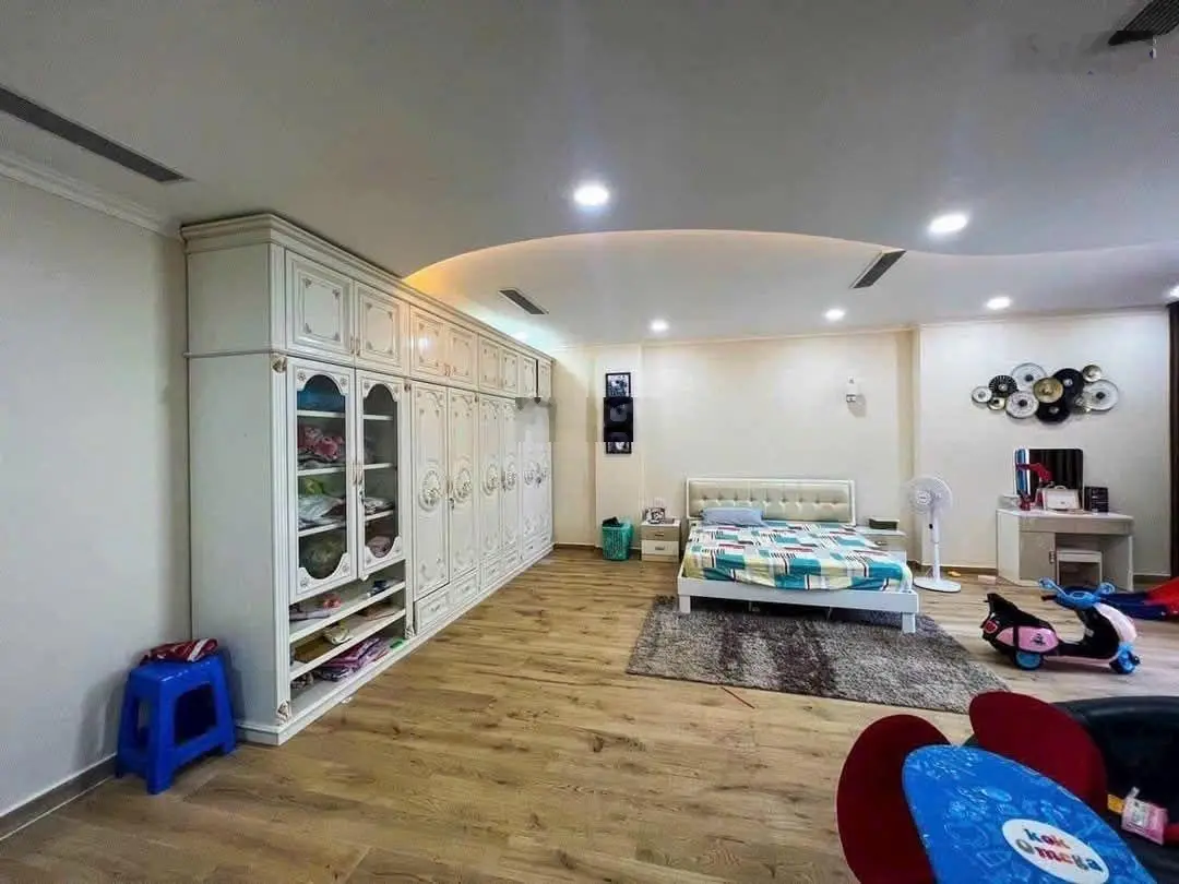 Bán nhà mặt phố Nguyễn Tất Thành, 18,8 tỷ, 310m2, đẹp, nhiều tiện ích