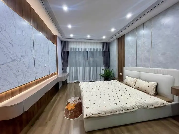 Cực hiếm! Phố Đội Cấn, nhà mới full nội thất, thang máy, 5m ô tô, sát phố, dt 38m2 6tầng