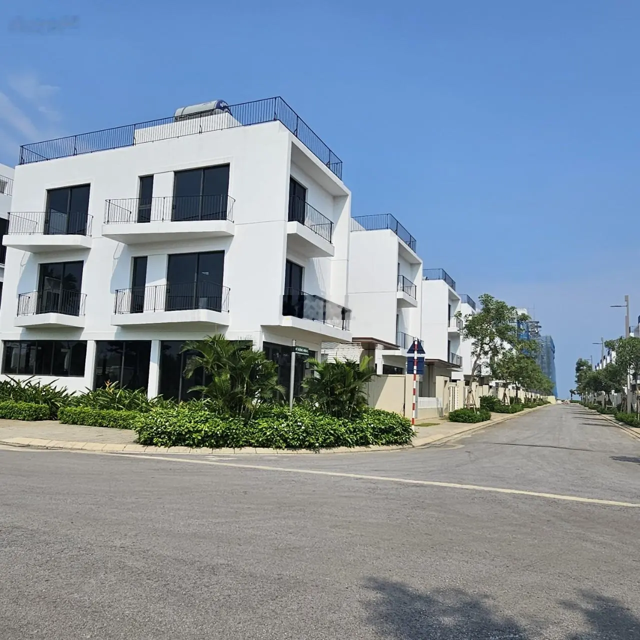 Bán căn villa 3,5 tầng, 190m2, ngay mặt biển Sầm Sơn, sổ đỏ trao tay. CĐT ký ngay HĐ thuê 2 năm