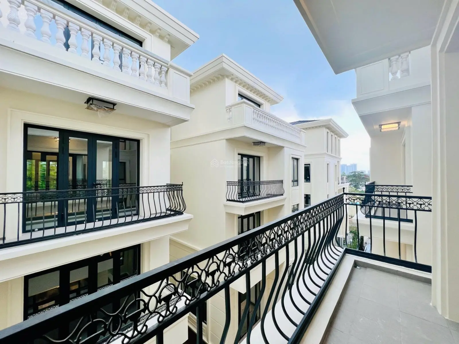 Cần bán gấp biệt thự song lập 10*22,5m Vinhomes Ba Son, Vinhomes Golden River Quận 1. Giá tốt