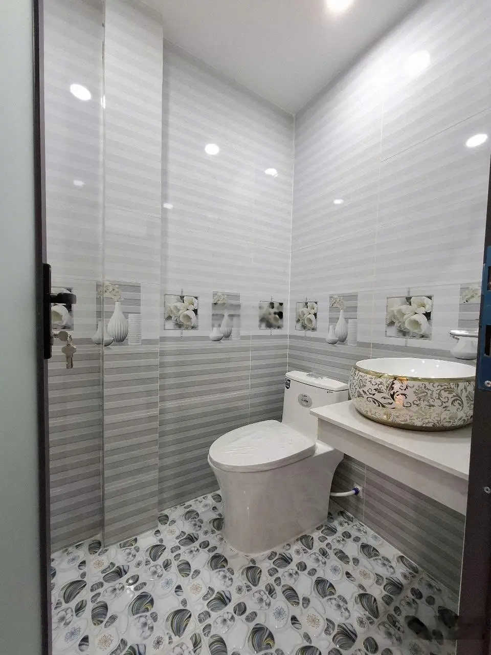 Bán nhà sổ hồng riêng 40m2 1 lầu, 2PN 2WC. Giá: 2 tỷ 280 triệu