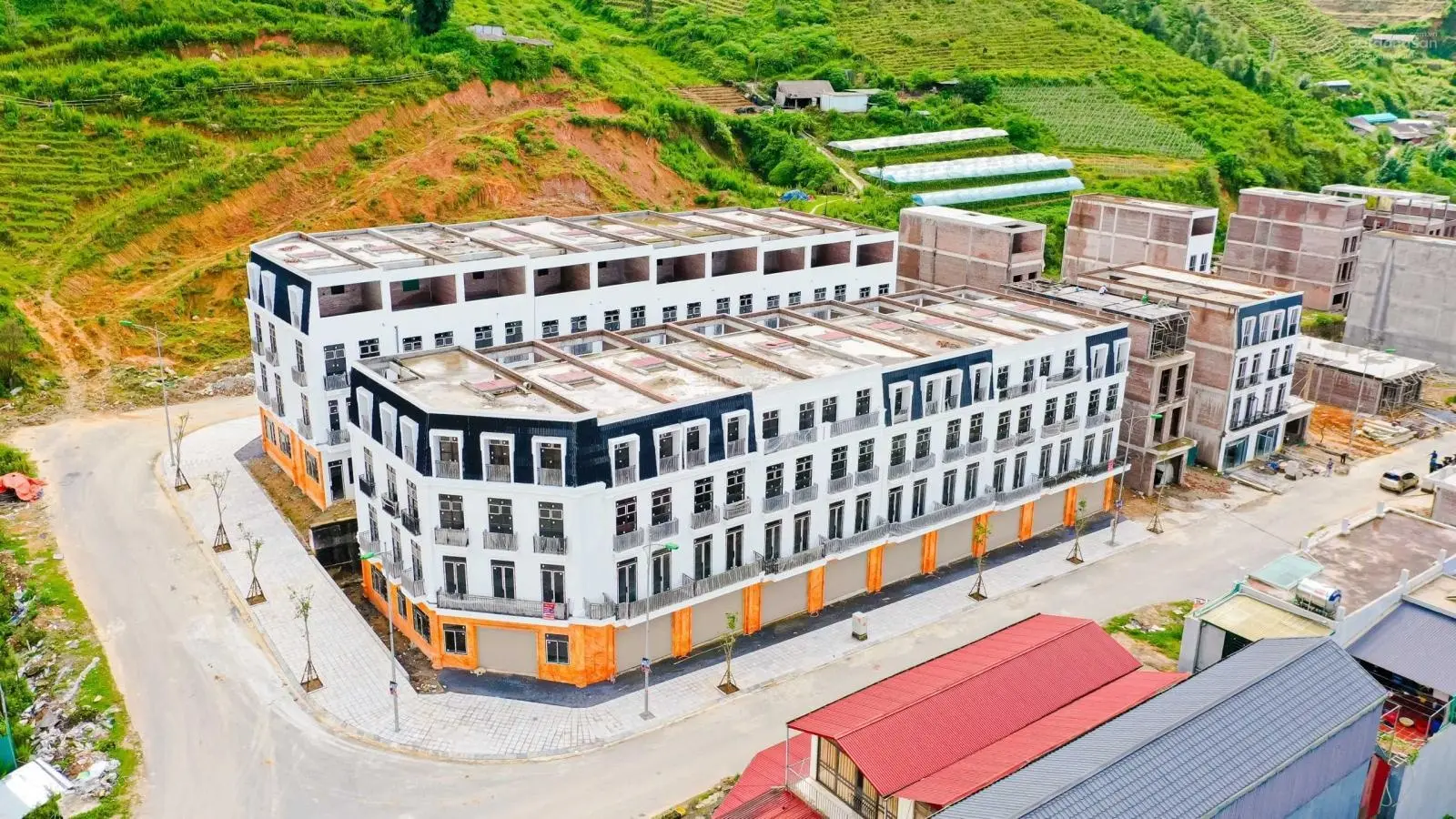 Bán Shophouse - Mini Hotel ngay trung tâm TX Sa Pa - hỗ trợ vay 65% - sẵn sổ đỏ sang tên - giá 6 tỷ