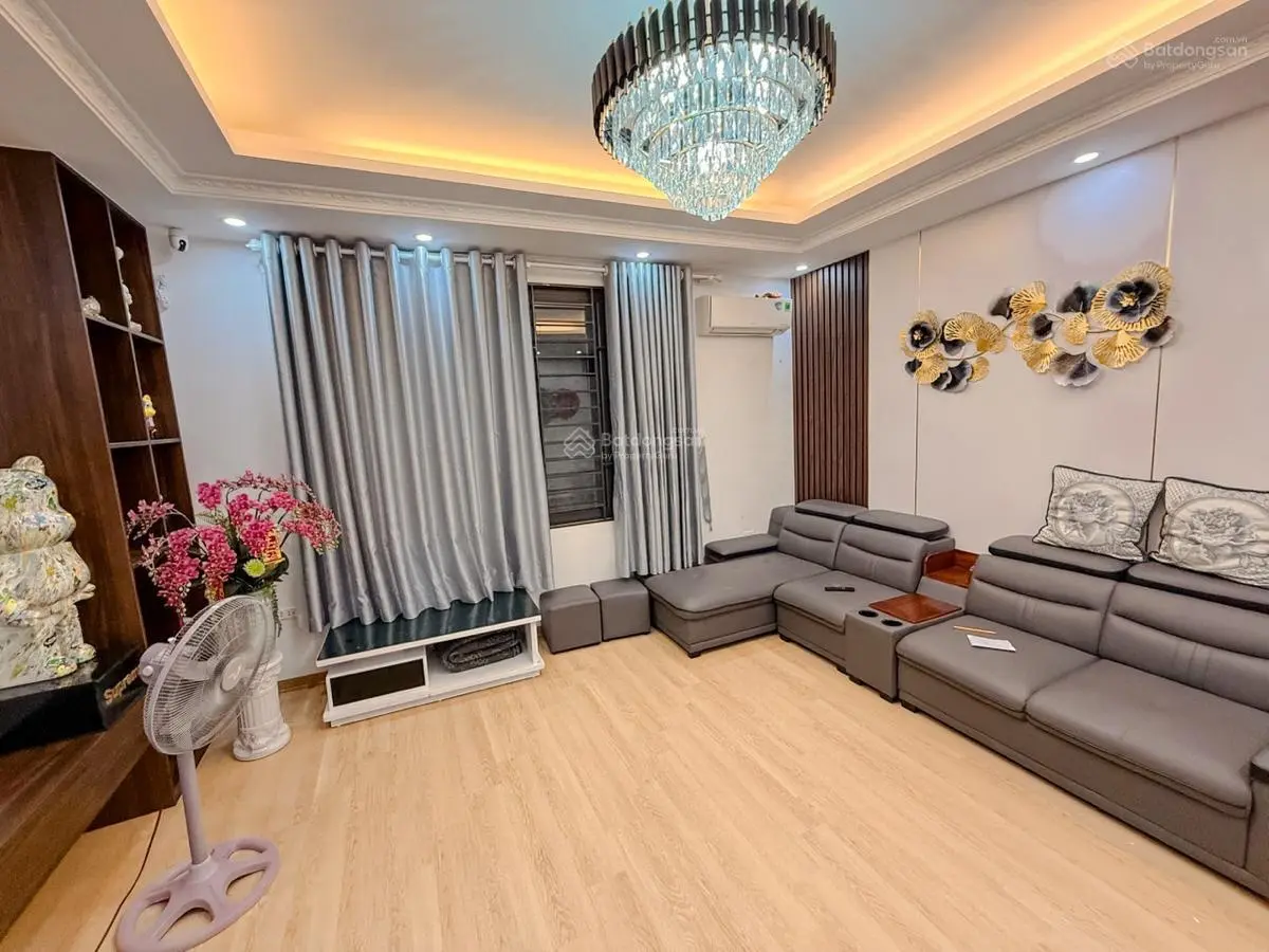 Bán nhà phố vip Cầu Giấy - 50m2 - xung quanh vô số tiện ích