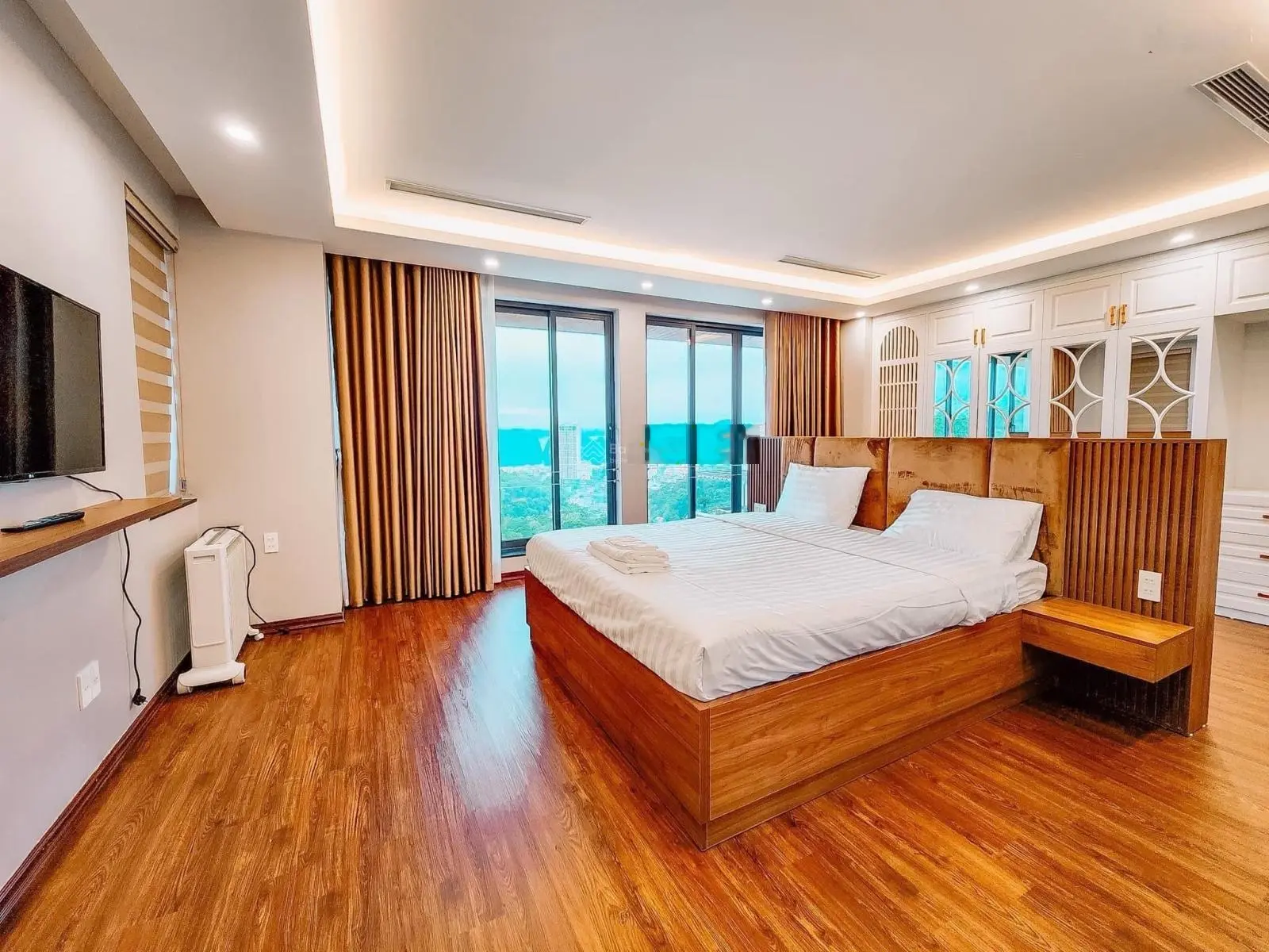 Gia đình cần tiền bán gấp căn villa view biển full nội thất trung tâm Hạ Long