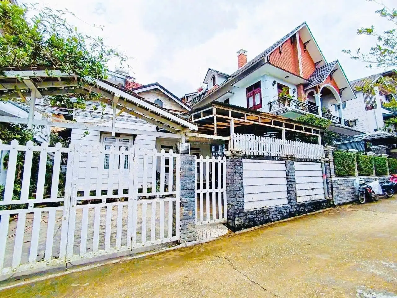 Bán rẻ căn nhà nhỏ xinh ngay gần hồ Xuân Hương, Phường 9 khu villa Yersin Đà Lạt 224m2 chỉ 12 tỷ