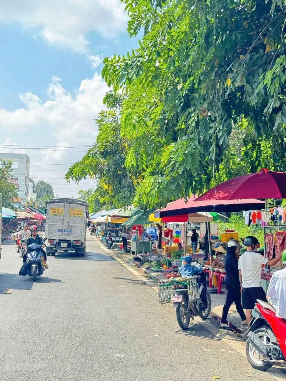 Bán đất sát bên chợ phú chánh gần vòng xoay trung tâm thương mại thế giới