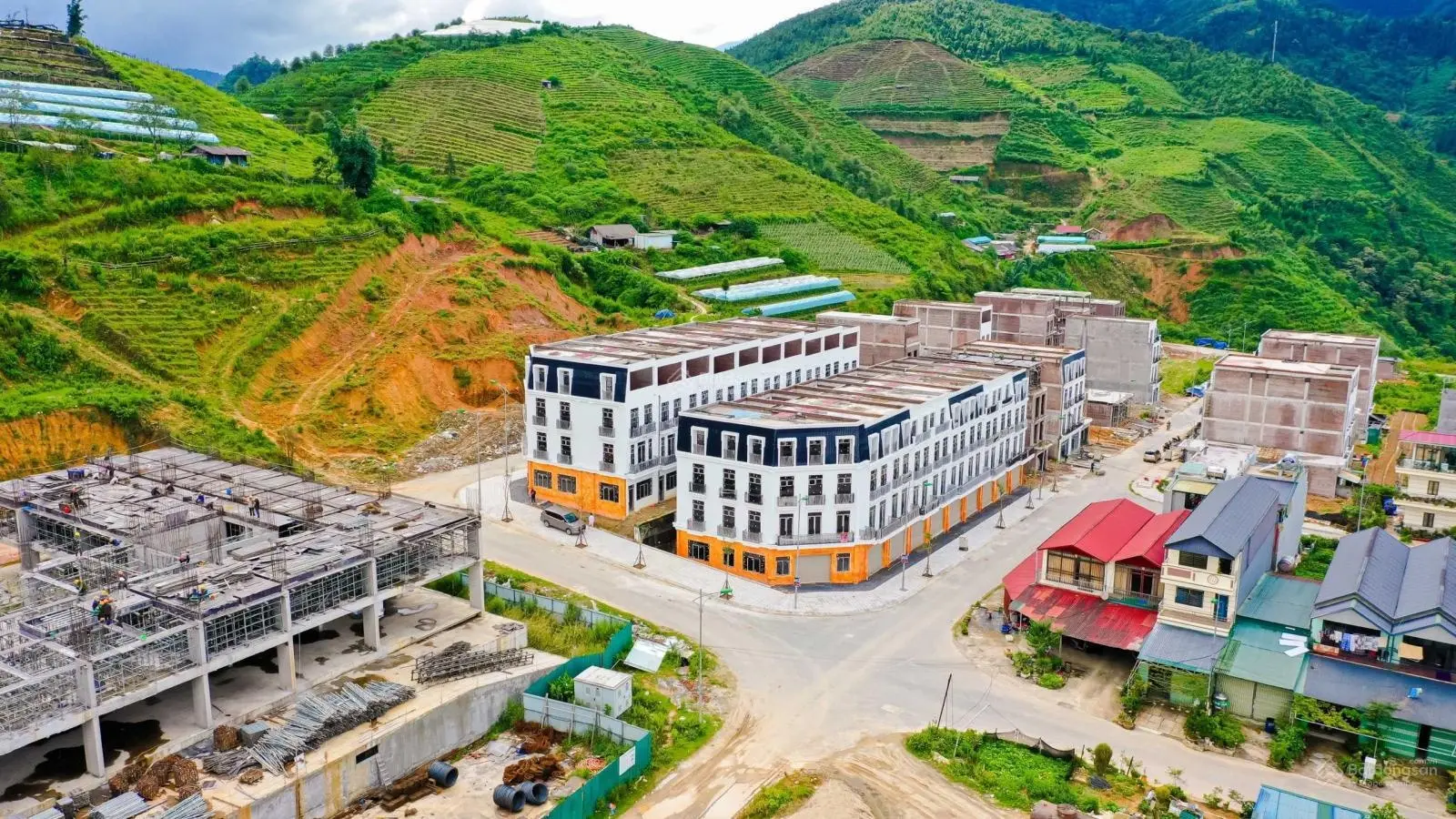 Bán Shophouse - Mini Hotel ngay trung tâm TX Sa Pa - hỗ trợ vay 65% - sẵn sổ đỏ sang tên - giá 6 tỷ