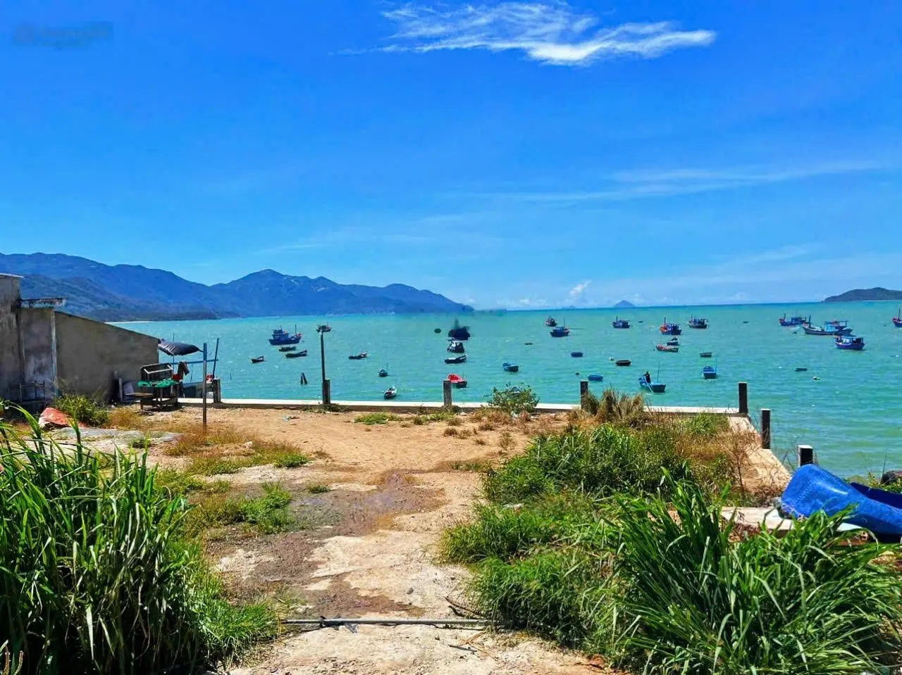 Mặt biển Nha Phu, nằm trong lòng dân * Cách TTTP Nha Trang: 12km