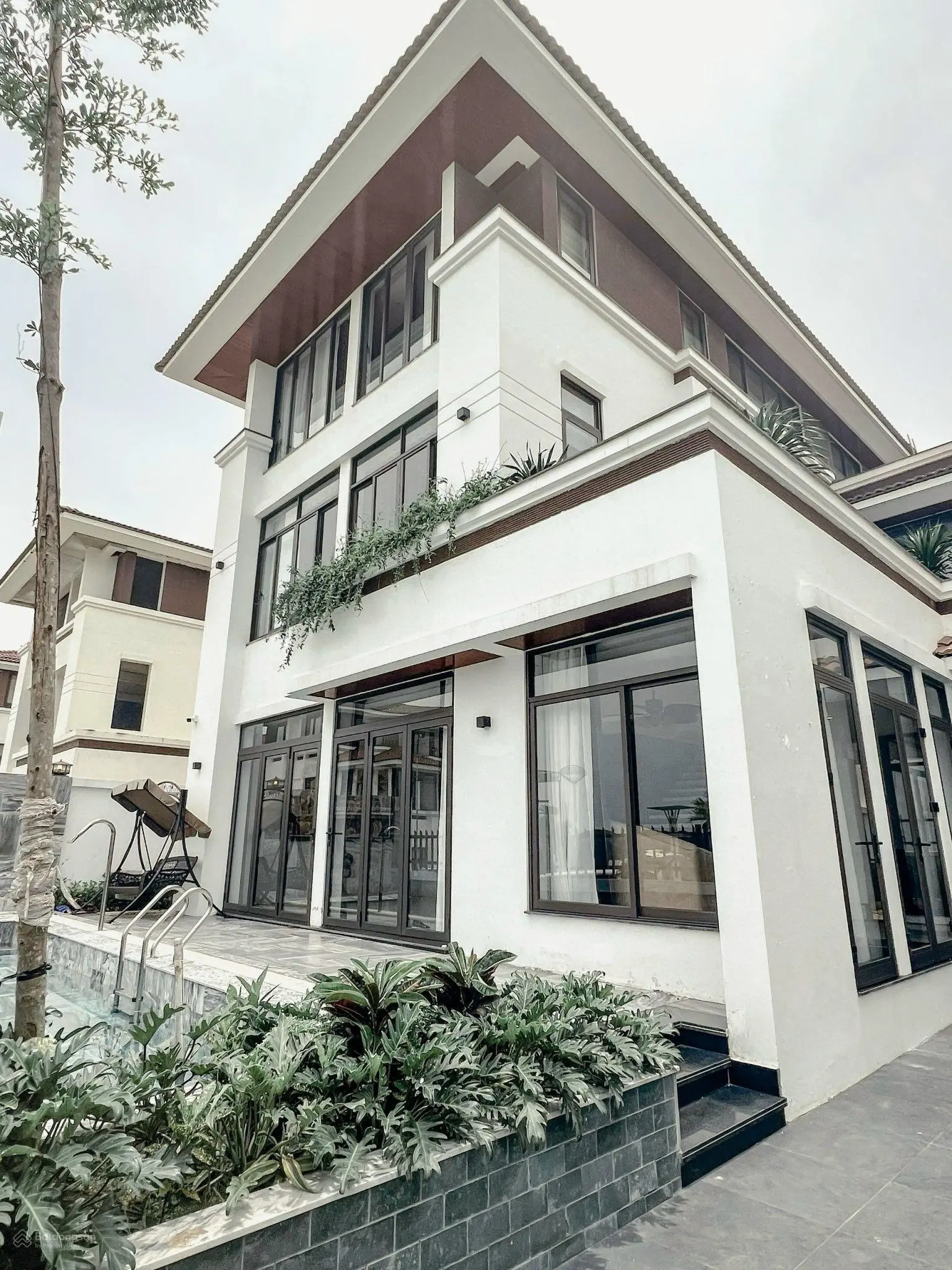 Gia đình cần tiền bán gấp căn villa view biển full nội thất trung tâm Hạ Long