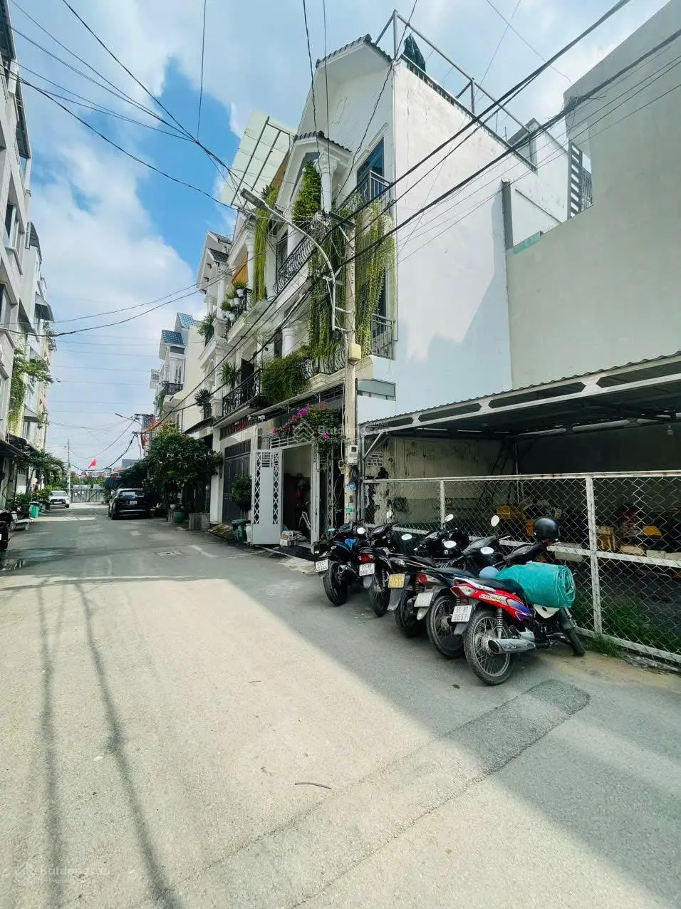 Bán Gấp nhà 72m2 đường Đình Phong Phú, hẻm nhựa 5m, ô tô ngủ trong nhà, Nhà đẹp 2 cửa hoàn công đủ