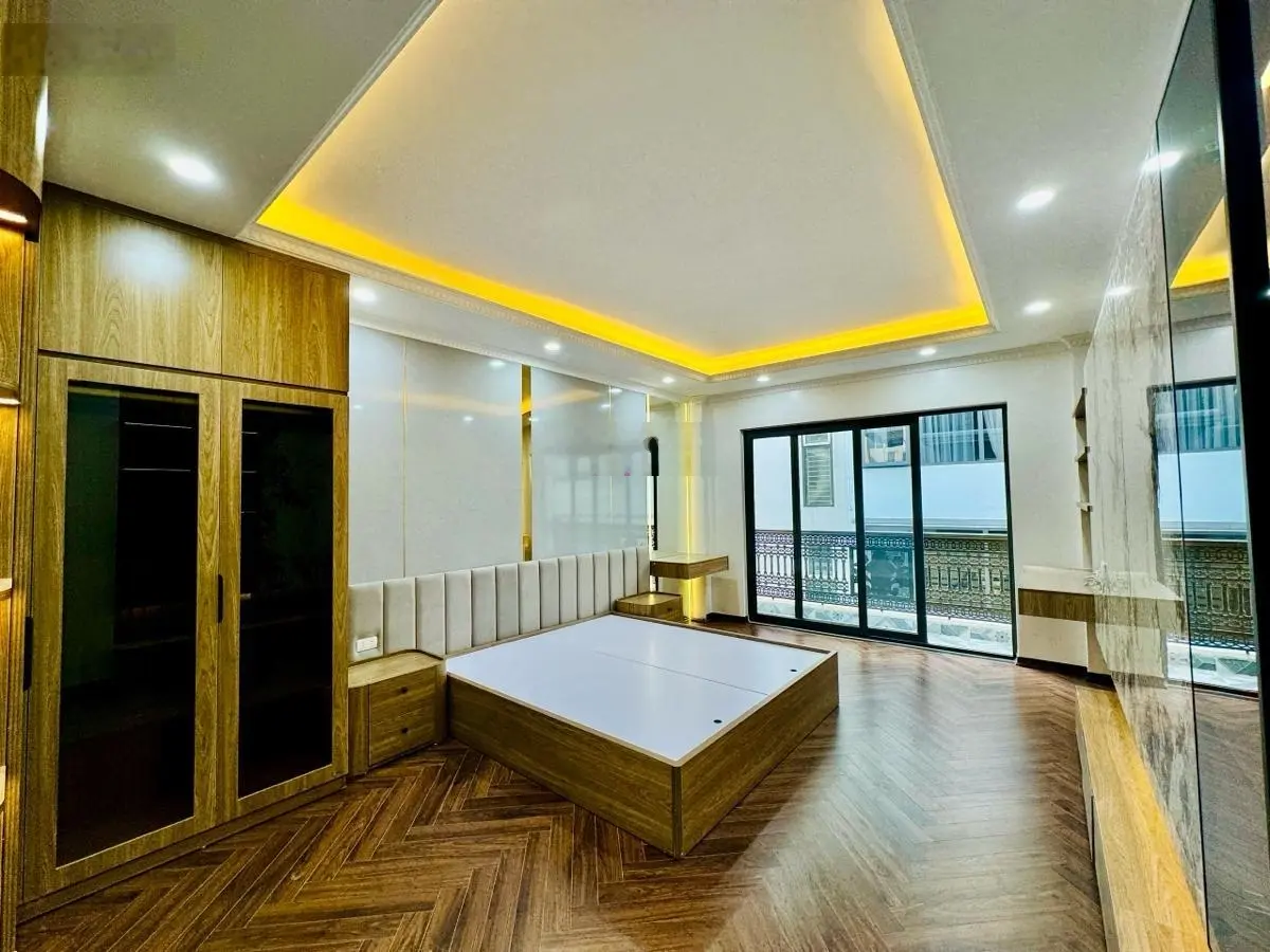 Bán nhà quận Hai Bà Trưng, 71m2, 6 tầng, thang máy, tầng 1 để được 3 ô tô