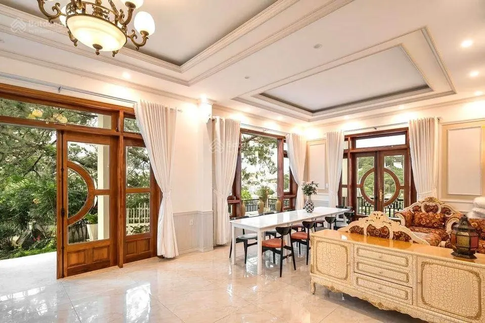 Bán căn Villa Đà Lạt: 11 phòng - Nằm trên đồi cao - View thông xanh